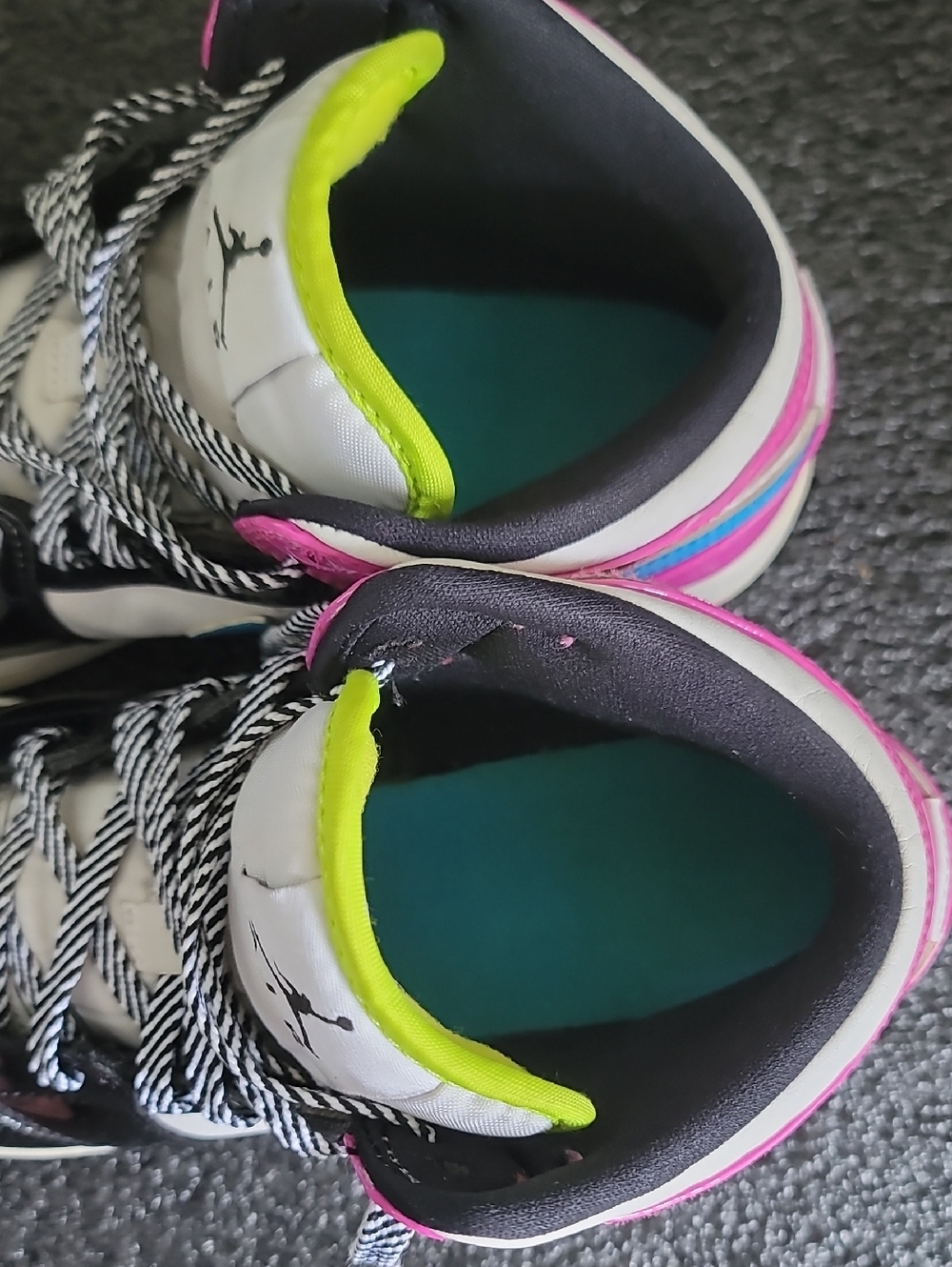 Nike Air Jordan 1 Mid (special edition) "Cyber Active Vibrant Pink" Wmns 8 - Picture 11 of 16